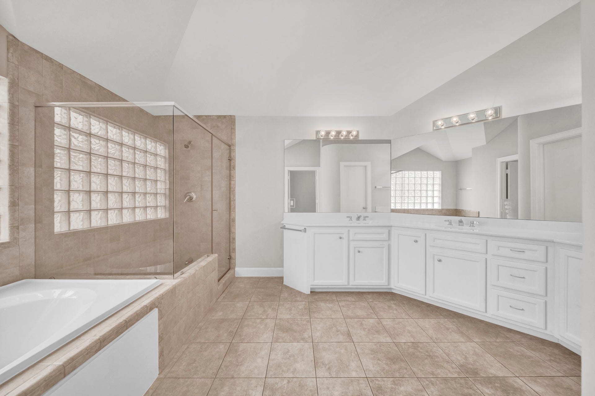 650 Westcross Street, #56, Houston, TX 77018 Primary Bathroom