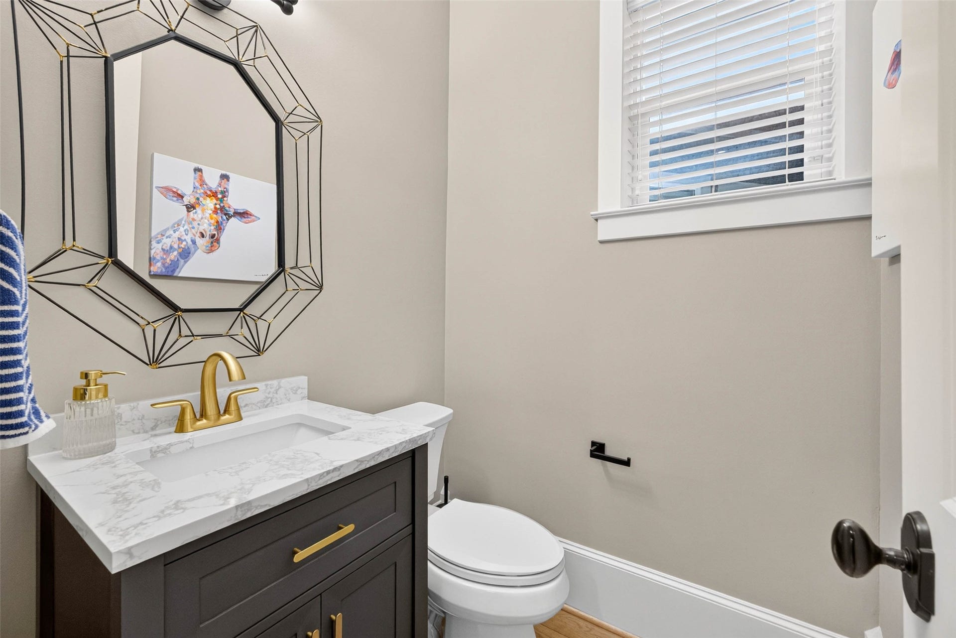 821 W 17th Street, #B, Houston, TX 77008 ...the rest room :)...