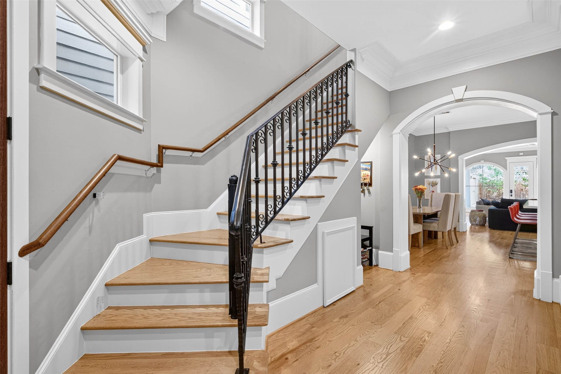 821 W 17th Street, #B, Houston, TX 77008 ...the transition room to the 2nd floor, but first, lets transition to the kitchen and family rooms...