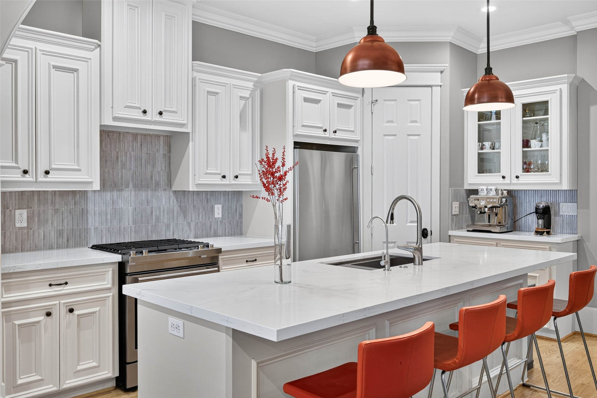 821 W 17th Street, #B, Houston, TX 77008 Exceptional cabinetry surrounds the kitchen, complemented by stainless appliances, dramatic copper pendants and a dedicated coffee bar.