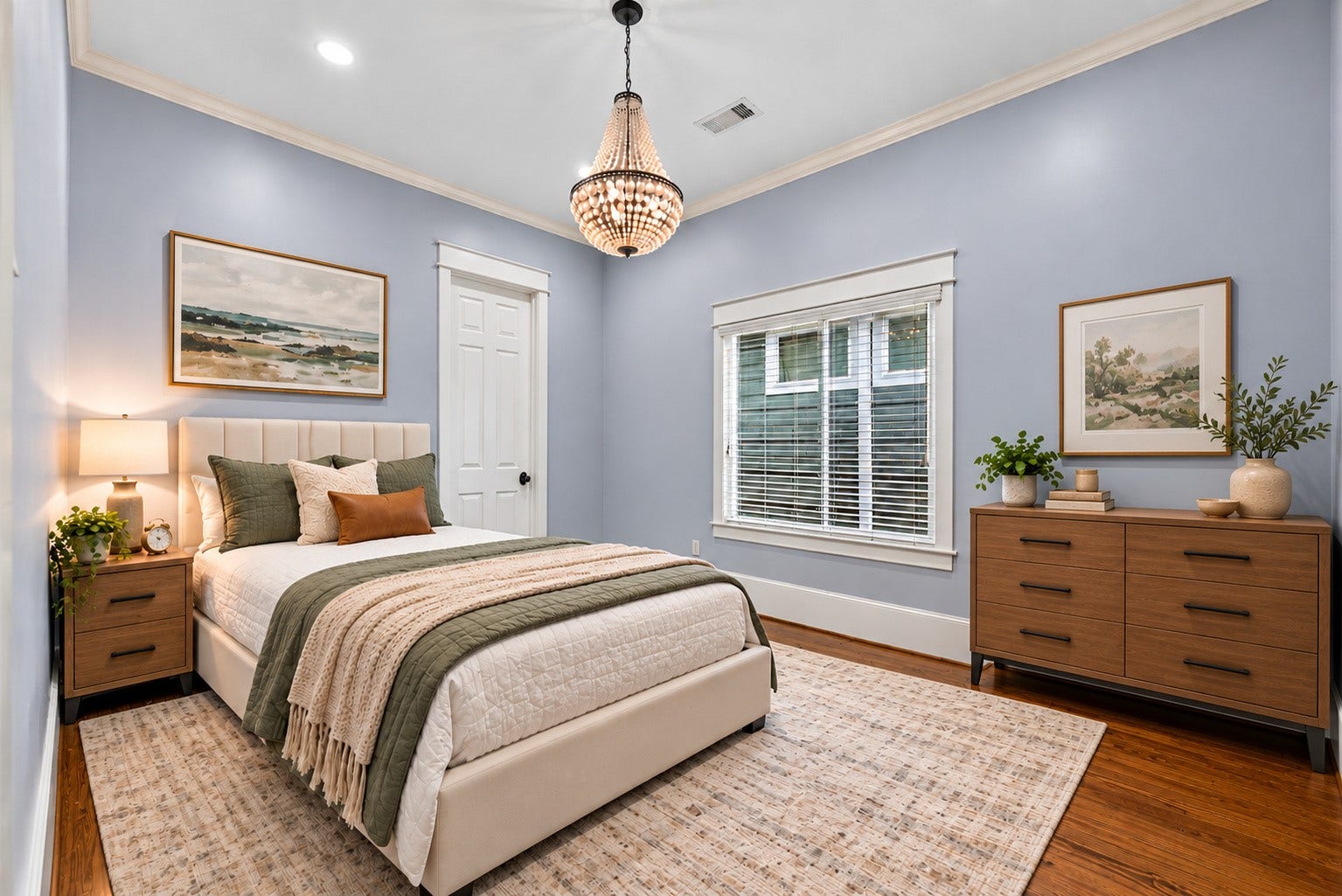 821 W 17th Street, #B, Houston, TX 77008 A bit further down the hall & through the first door on the right, we reveal this nice sized secondary bedroom with a nice sized closet and a door to the shared bathroom
