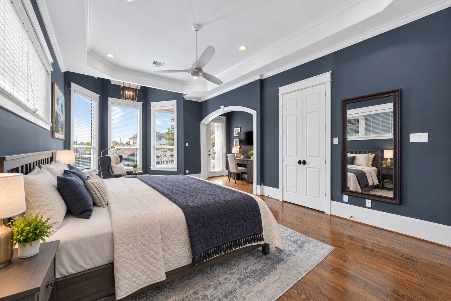 821 W 17th Street, #B, Houston, TX 77008 From this angle, you get a clear view of the private balcony. Let's see how the balcony looks...