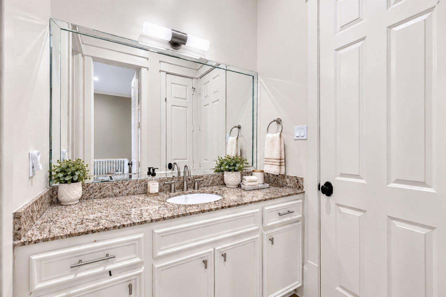 821 W 17th Street, #B, Houston, TX 77008 The secondary bathroom vanity and bath are accessible from both secondary bedrooms.