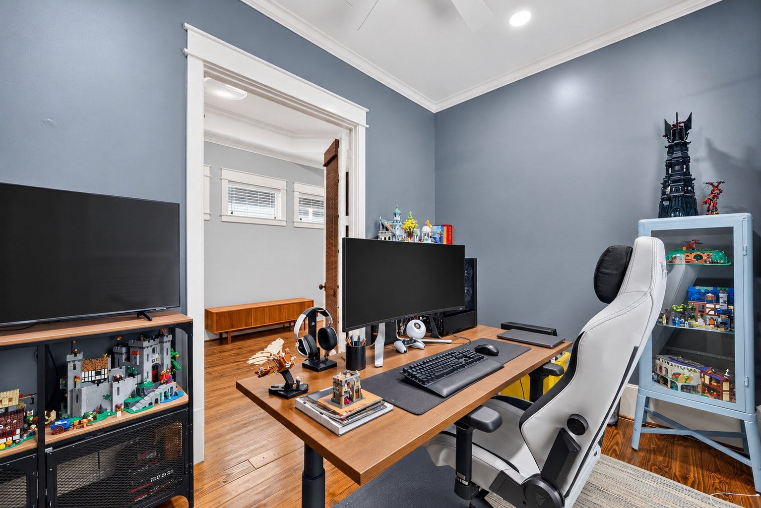 821 W 17th Street, #B, Houston, TX 77008 Did you notice the space in the primary bedroom that could be designated as a workspace if 2 of the new owners are planning to work from home. I hope there isn't a fight over who gets this one :-)