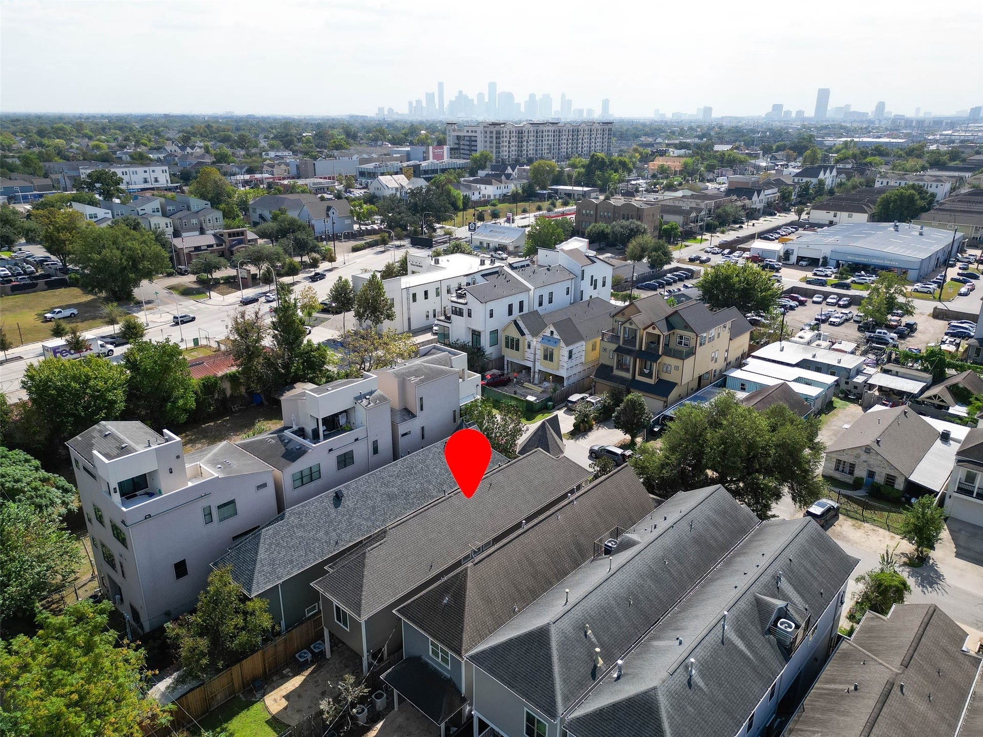 821 W 17th Street, #B, Houston, TX 77008 If you love being off of a main thoroughfare but love being near the city and all it has to offer, this home is perfect