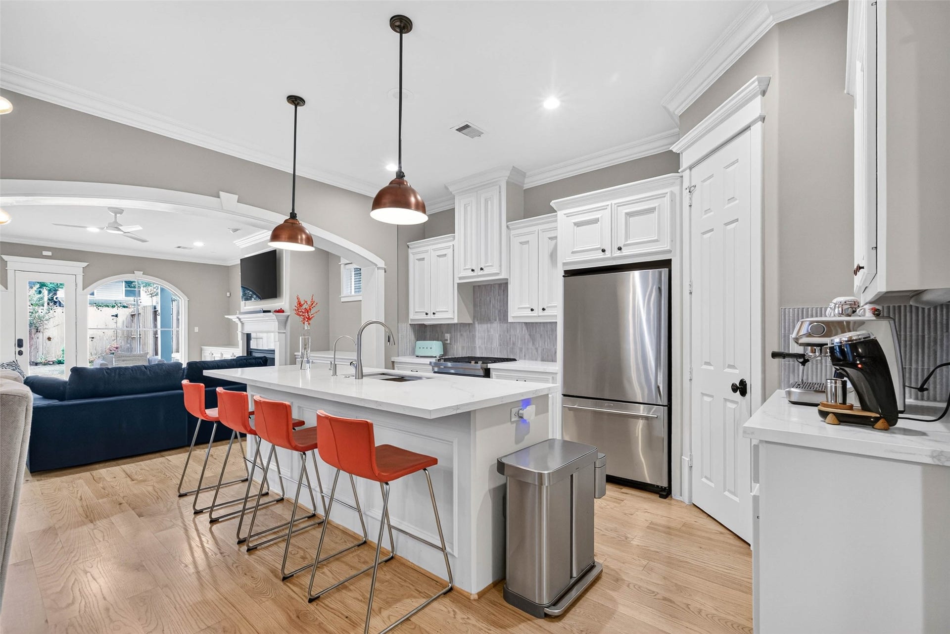 821 W 17th Street, #B, Houston, TX 77008 An oversized island anchors the kitchen, offering generous prep space, seating for four and a welcoming gathering place.