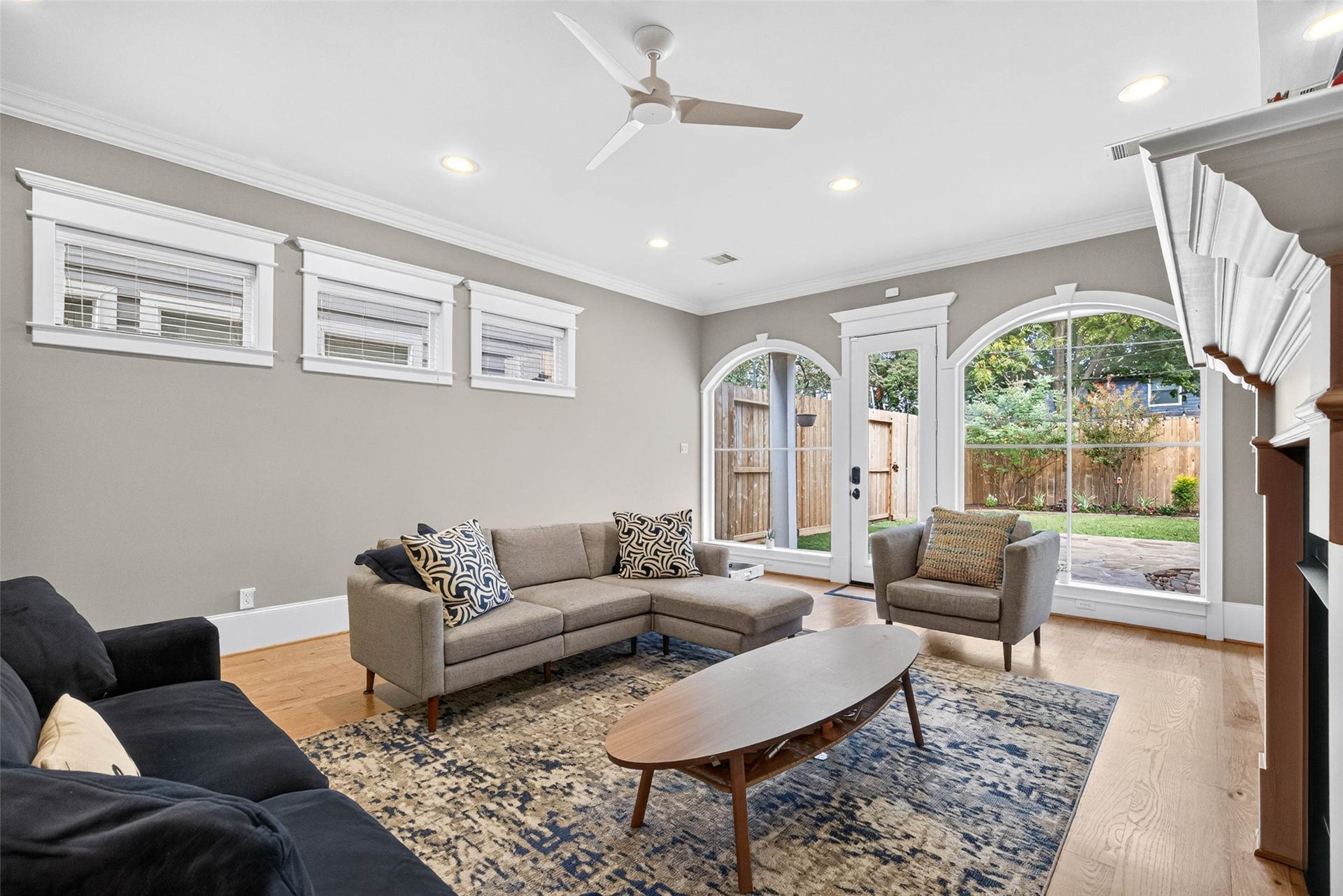 821 W 17th Street, #B, Houston, TX 77008 These five windows and glass door bathe the living and kitchen areas in natural light while turning the beautiful backyard into a picture-perfect backdrop.