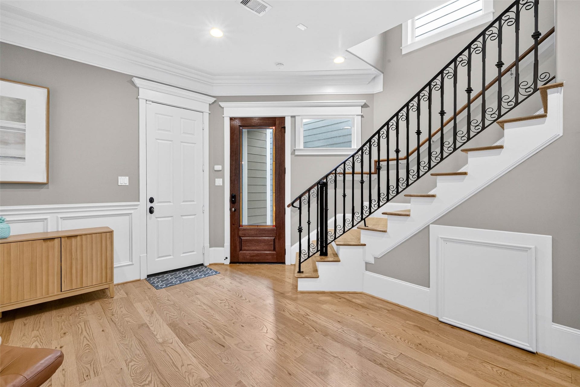 821 W 17th Street, #B, Houston, TX 77008 Shall we go up to the 2nd floor?