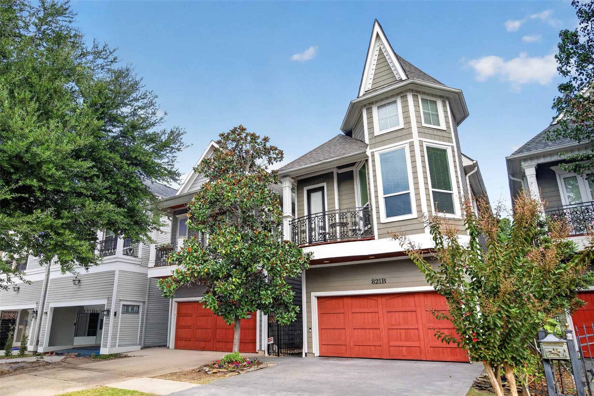 821 W 17th Street, #B, Houston, TX 77008 Again, Welcome to our beautiful home and stunning facade at 821 W 17th St. B