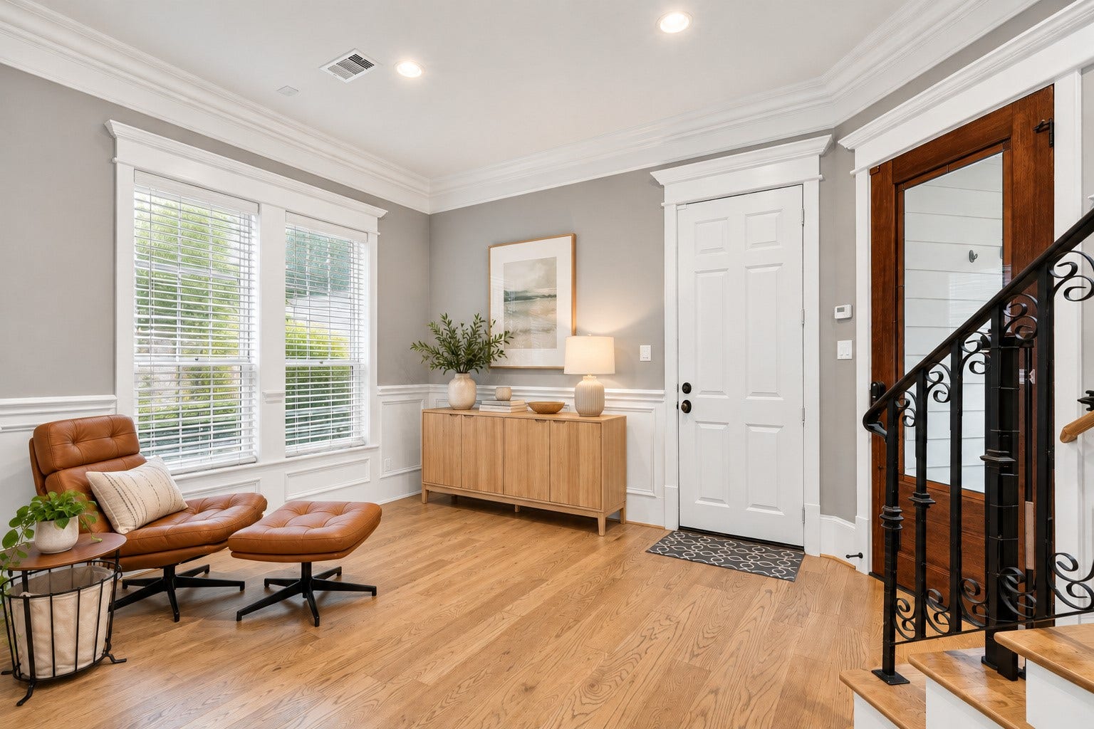 821 W 17th Street, #B, Houston, TX 77008 This room goes by many names....The Foyer...