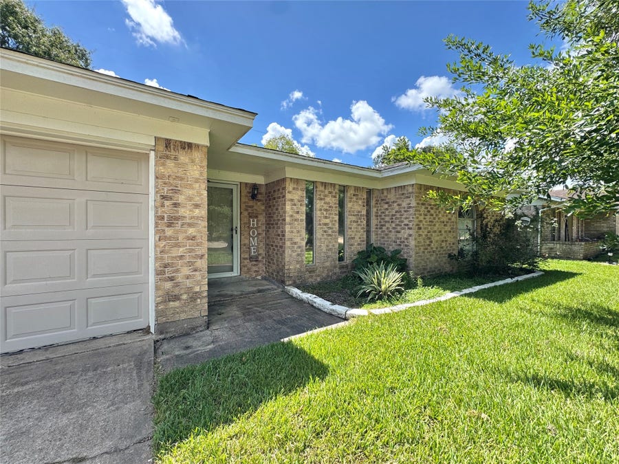 Property photo for 2109 Kingsway Drive, League City, TX