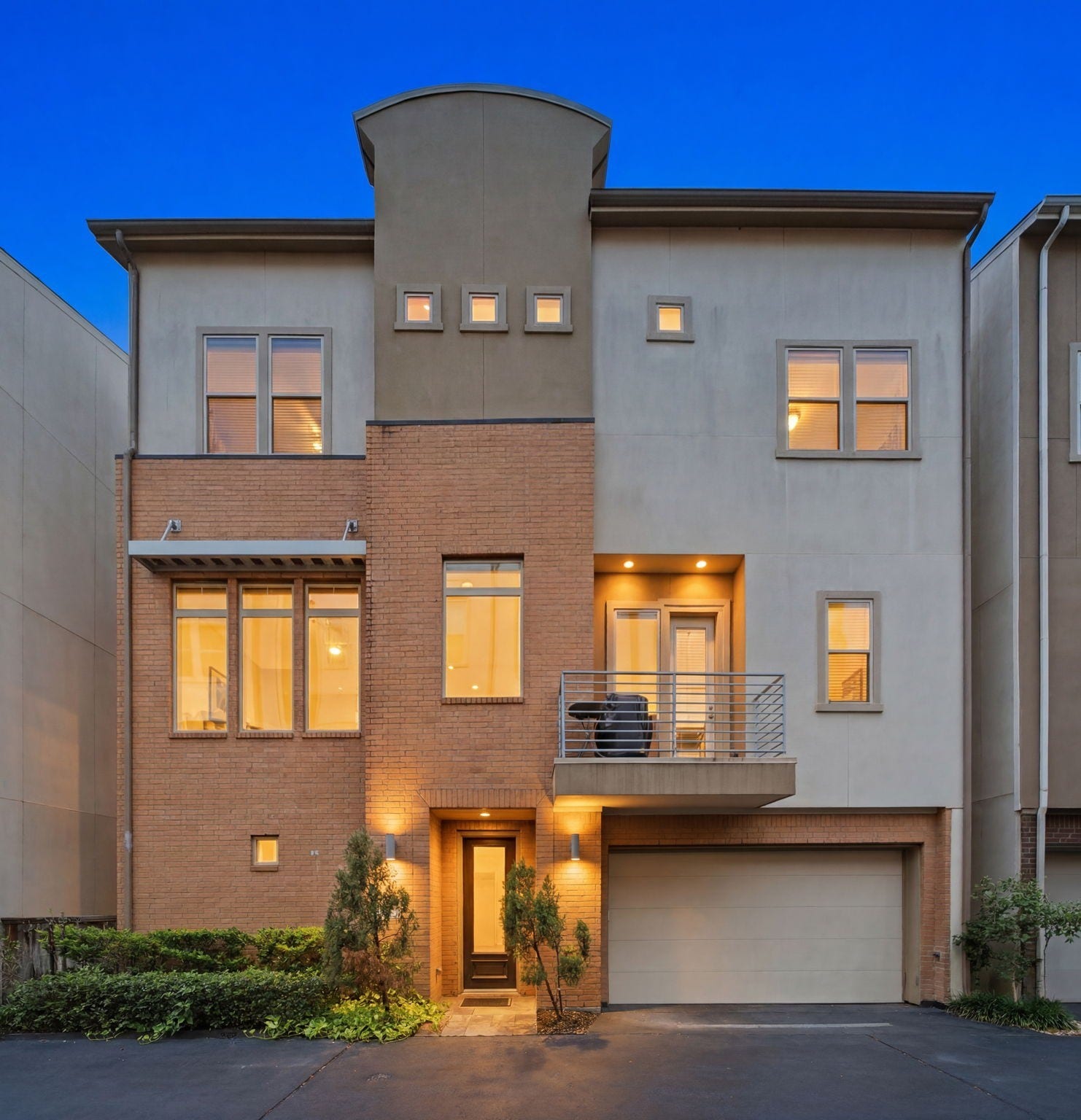 5531 Venice Street, Houston, TX 77007 This beautiful three-story David Weekley home offers the charm of a standalone row-style residence within a gated community.