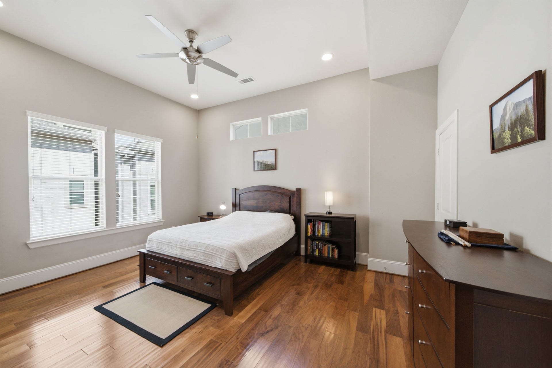 5531 Venice Street, Houston, TX 77007 The spacious primary suite offers a relaxing escape tucked away on the third floor.