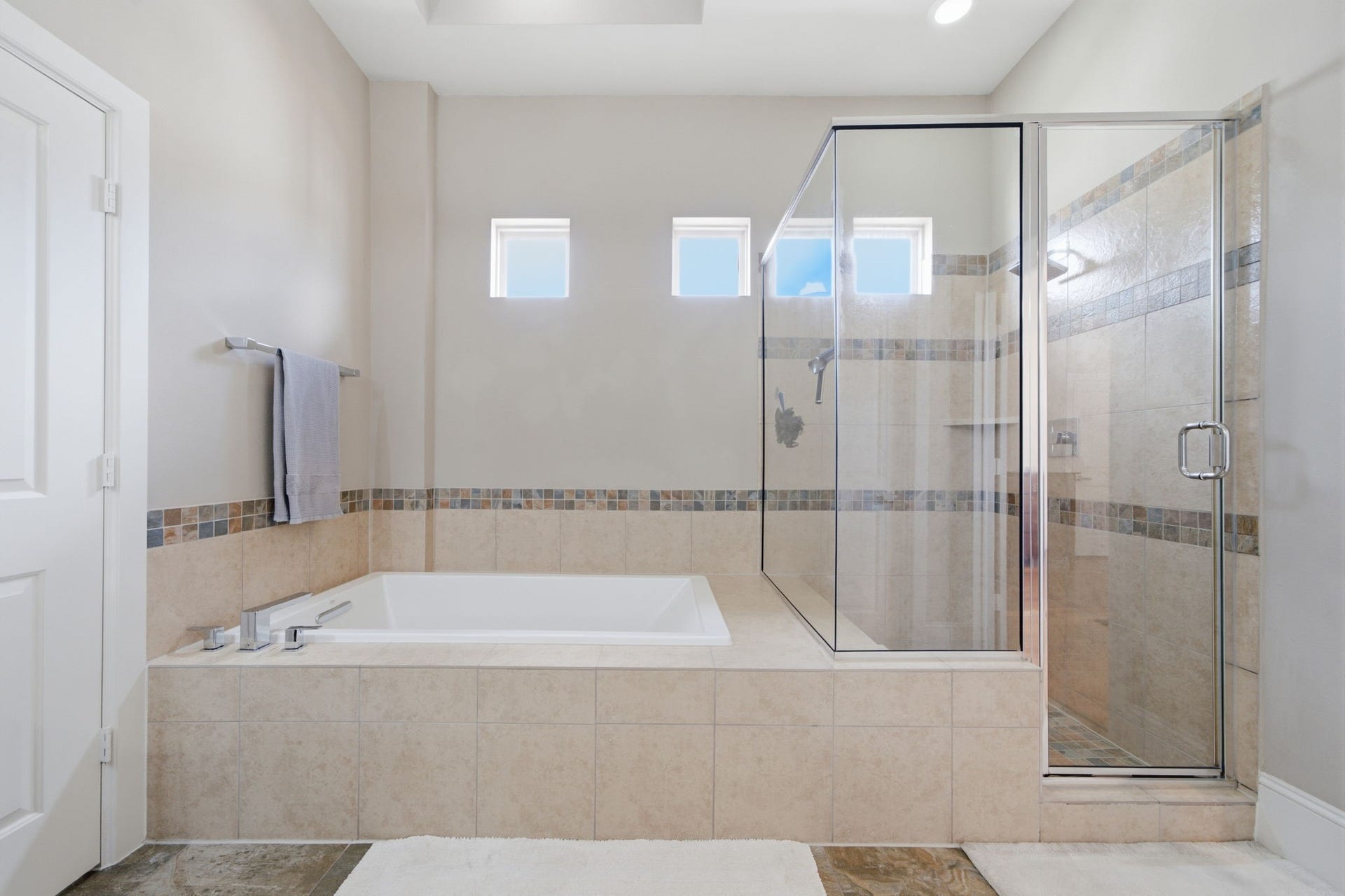 5531 Venice Street, Houston, TX 77007 Unwind in the spacious primary bathroom, featuring a large soaking tub that's perfect for relaxing after a long day.