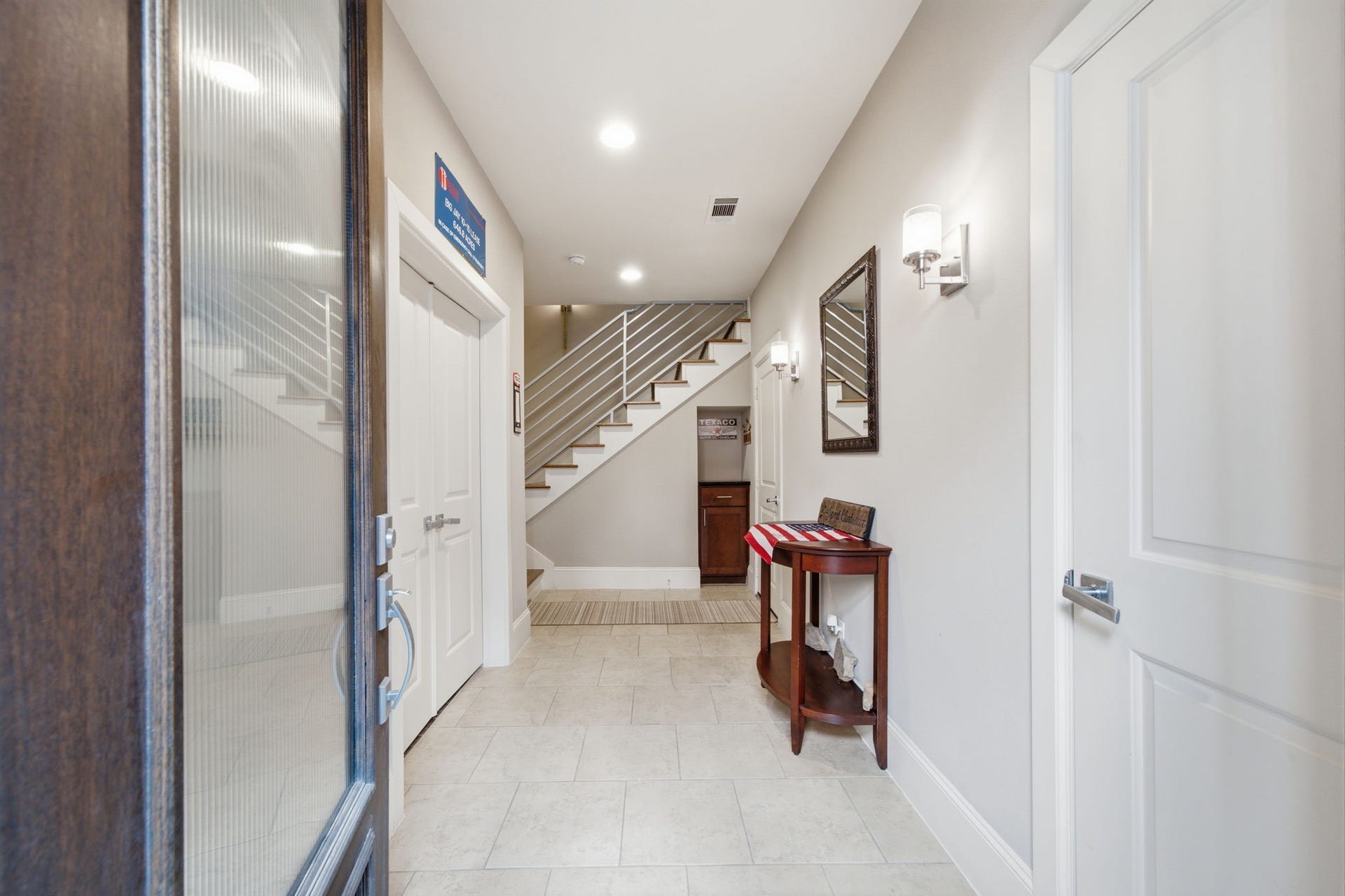 5531 Venice Street, Houston, TX 77007 Welcome inside to a warm and inviting entryway that sets the stage for the rest of the home.