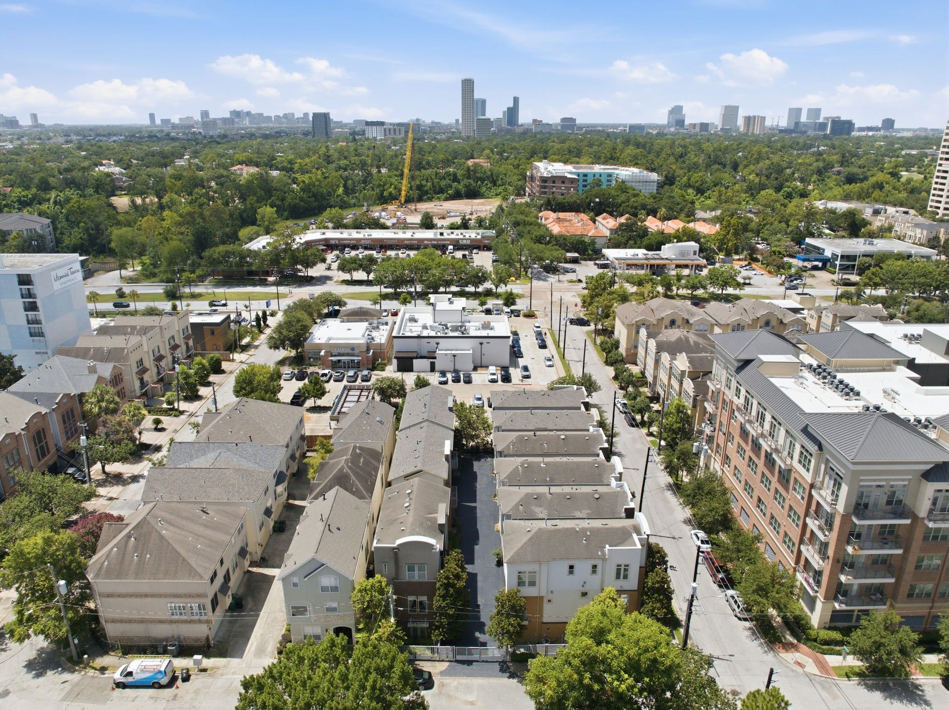 5531 Venice Street, Houston, TX 77007 Memorial Park is just moments away, offering golf, tennis, hiking, biking, and endless outdoor recreation.