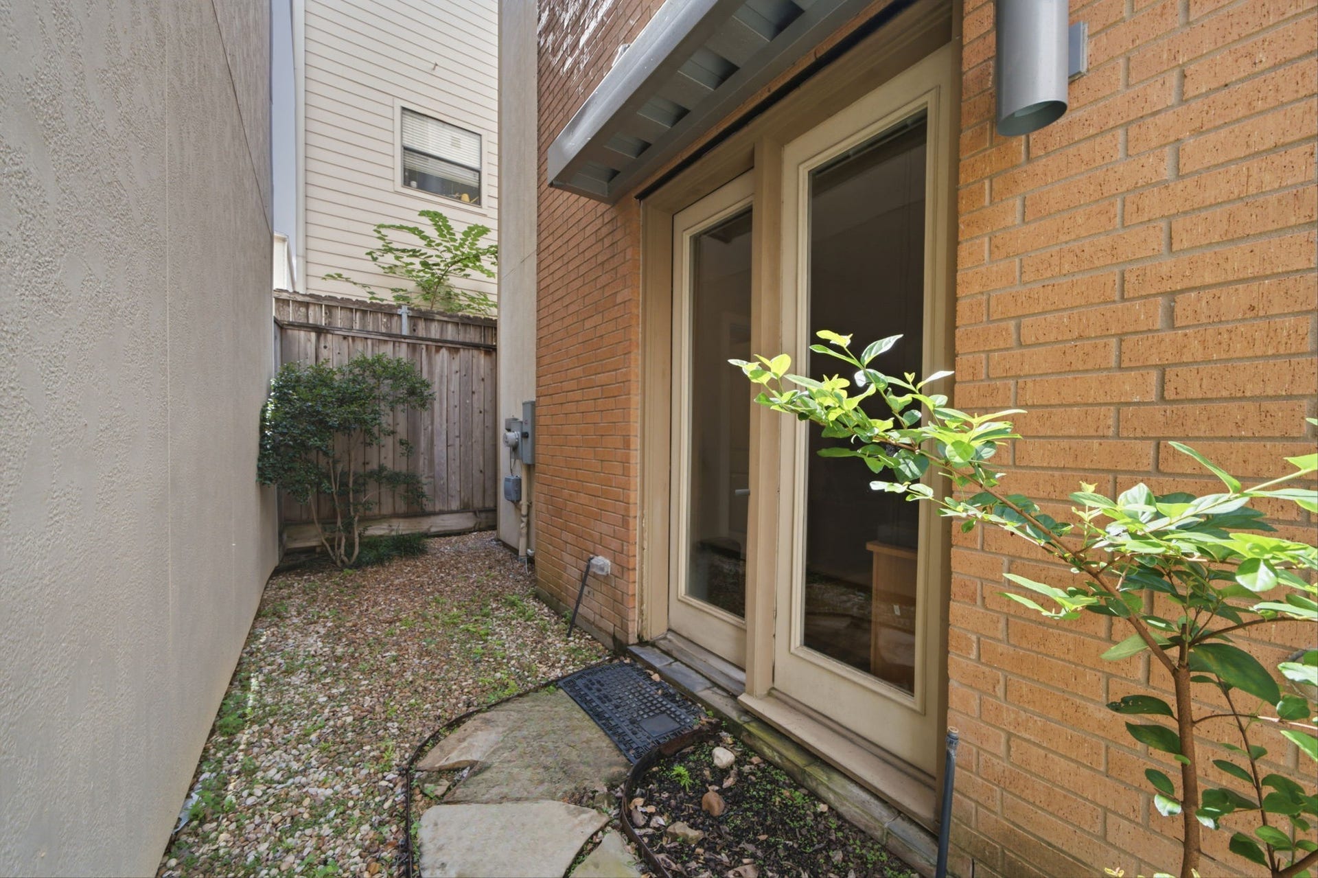 5531 Venice Street, Houston, TX 77007 Enjoy fresh air without the maintenance of a traditional backyard.