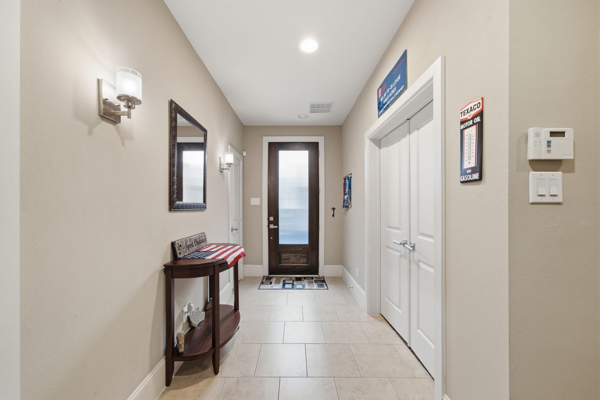 5531 Venice Street, Houston, TX 77007 Just off the foyer, you'll find a private first-floor bedroom complete with its own closet, making it ideal for guests, a home office, or a quiet retreat.