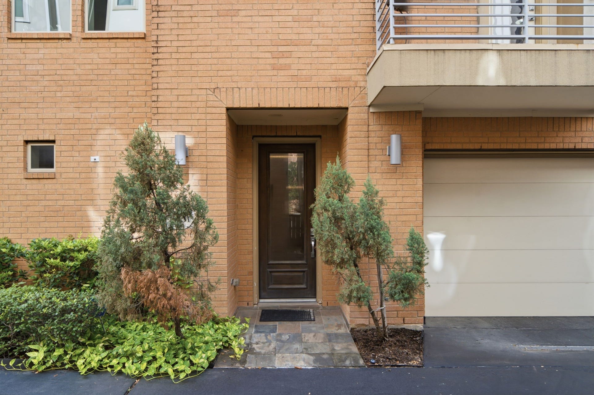 5531 Venice Street, Houston, TX 77007 Nestled just minutes from Memorial Park, you'll enjoy one of Houston's most desirable locations with recreation at your doorstep.