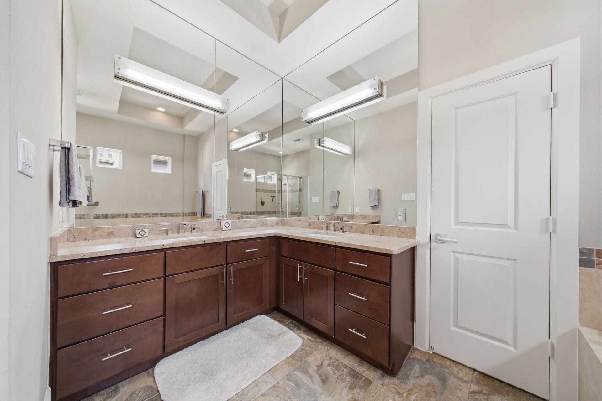 5531 Venice Street, Houston, TX 77007 Thoughtfully designed with both comfort and functionality in mind, this ensuite combines everyday convenience with a spa-like atmosphere.