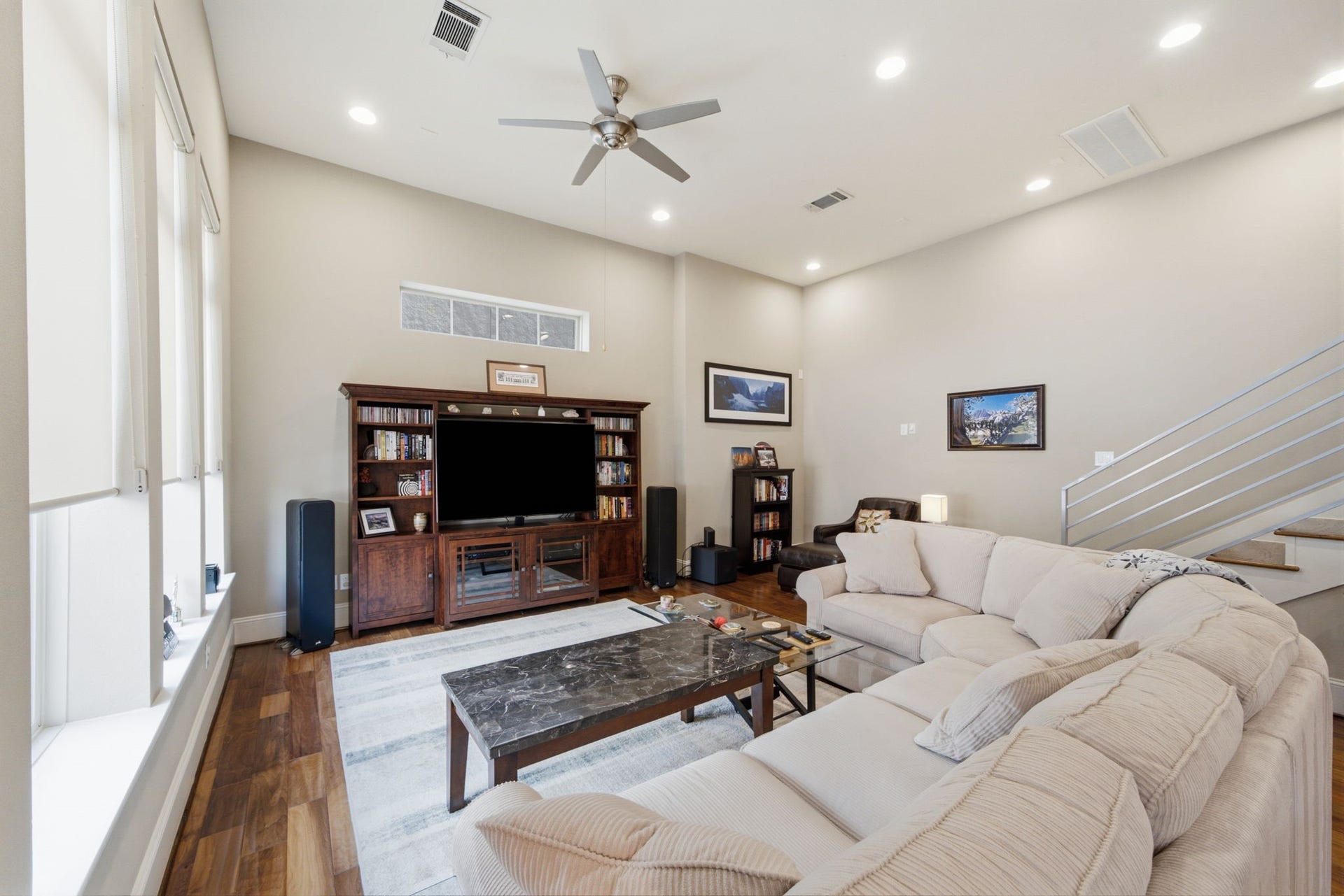 5531 Venice Street, Houston, TX 77007 Whether hosting guests or enjoying a quiet evening, this living space was designed to be enjoyed.