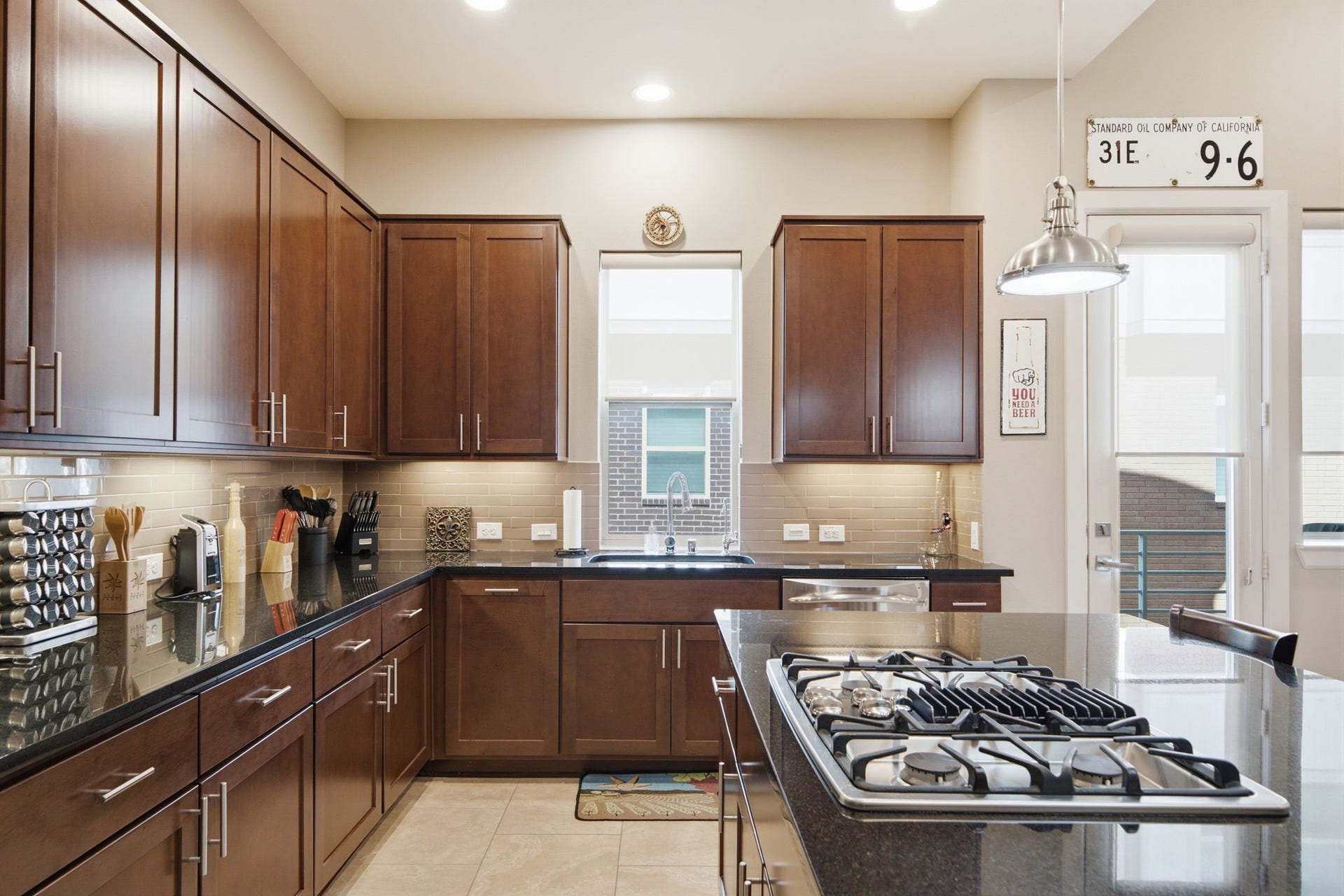 5531 Venice Street, Houston, TX 77007 Preparing meals is both functional and enjoyable with generous cabinetry and expansive counter space.