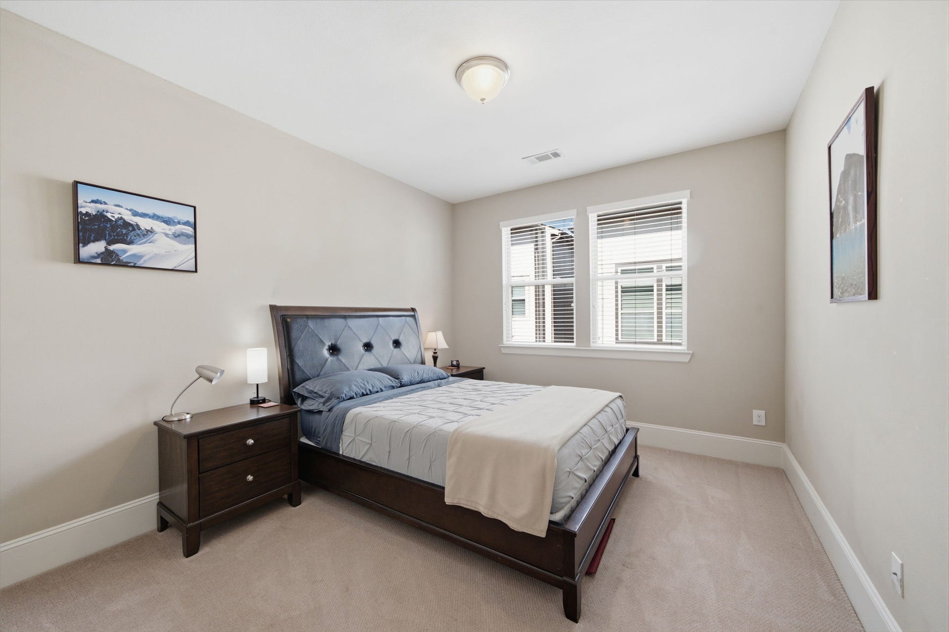 5531 Venice Street, Houston, TX 77007 The upstairs secondary bedroom is generously sized and filled with natural light.