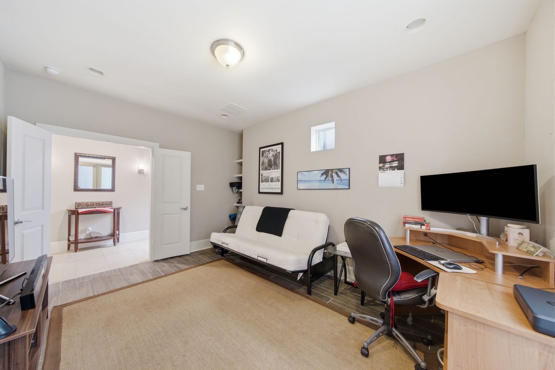 5531 Venice Street, Houston, TX 77007 The first-floor bedroom with an adjacent full bath offers incredible flexibility for guests, a home office, or multigenerational living.
