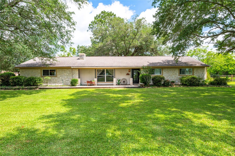Property photo for 1046 Fm 517 Road, Alvin, TX