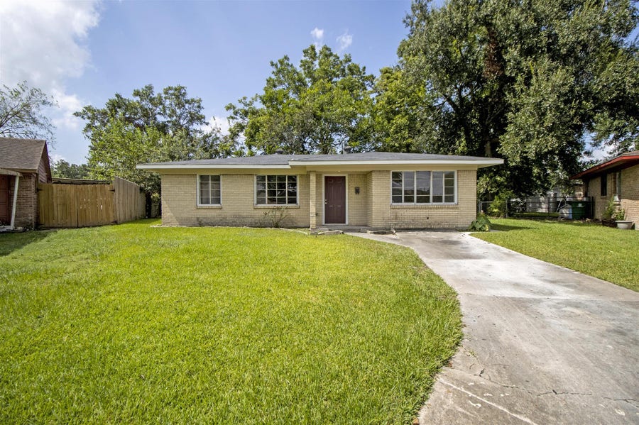 Property photo for 7 Talisman Court, Houston, TX