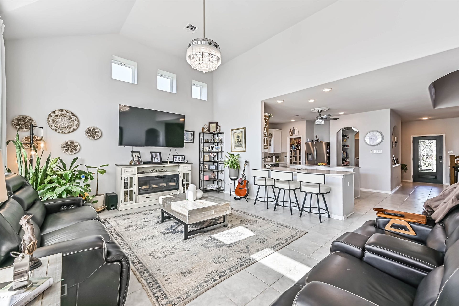 12527 Jetty Cove Drive, Texas City, TX 77568 Spacious living room seamlessly connects to the kitchen and breakfast bar, creating an ideal layout for entertaining and everyday living.