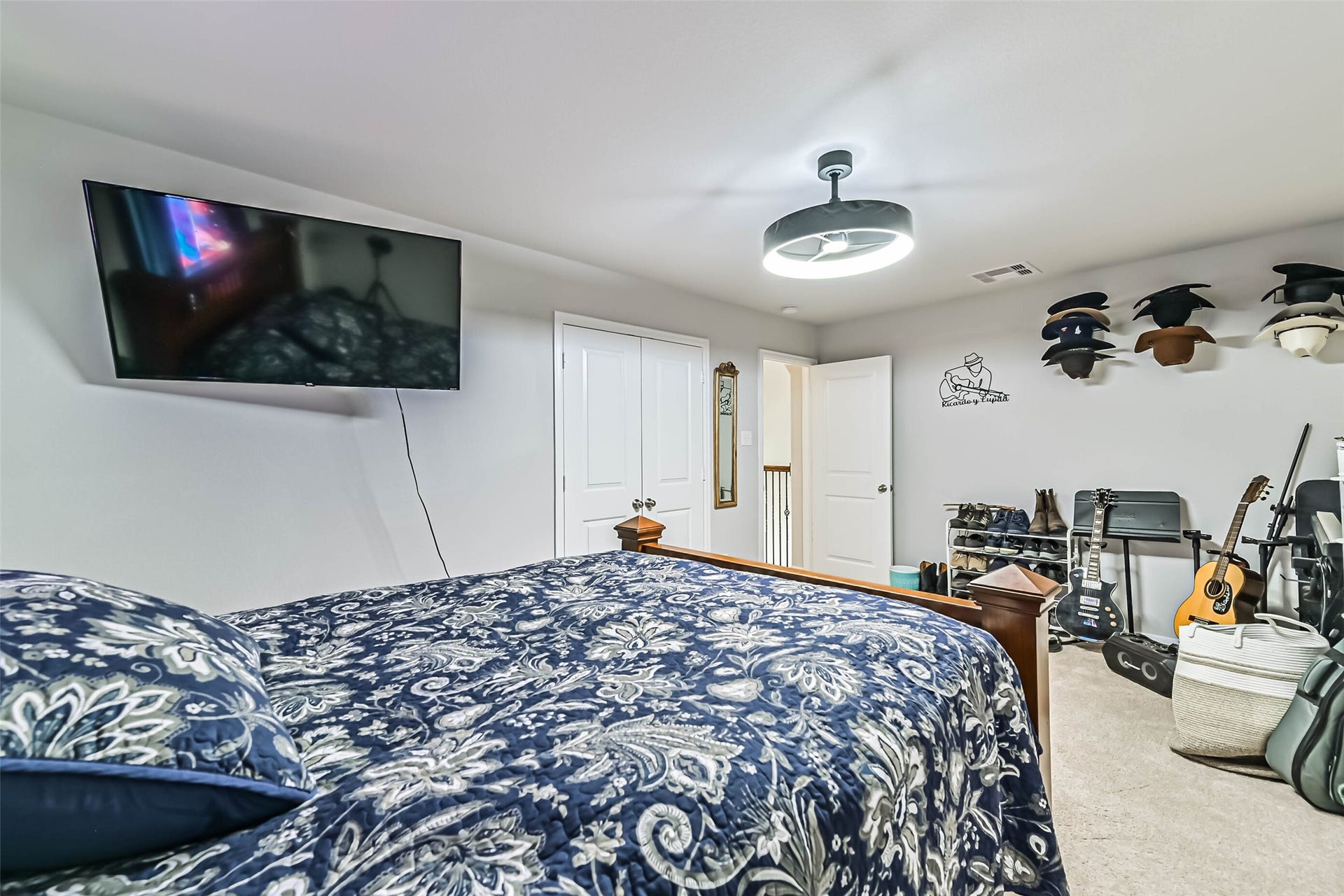 12527 Jetty Cove Drive, Texas City, TX 77568 Spacious bedroom offering a comfortable layout with ceiling fan and room for additional furniture or a workspace.