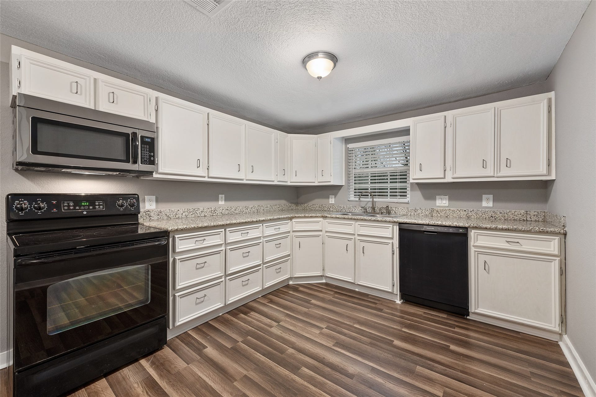 2513 S Grand Boulevard, Pearland, TX 77581 2513 S Grand Boulevard, Pearland, TX 77581