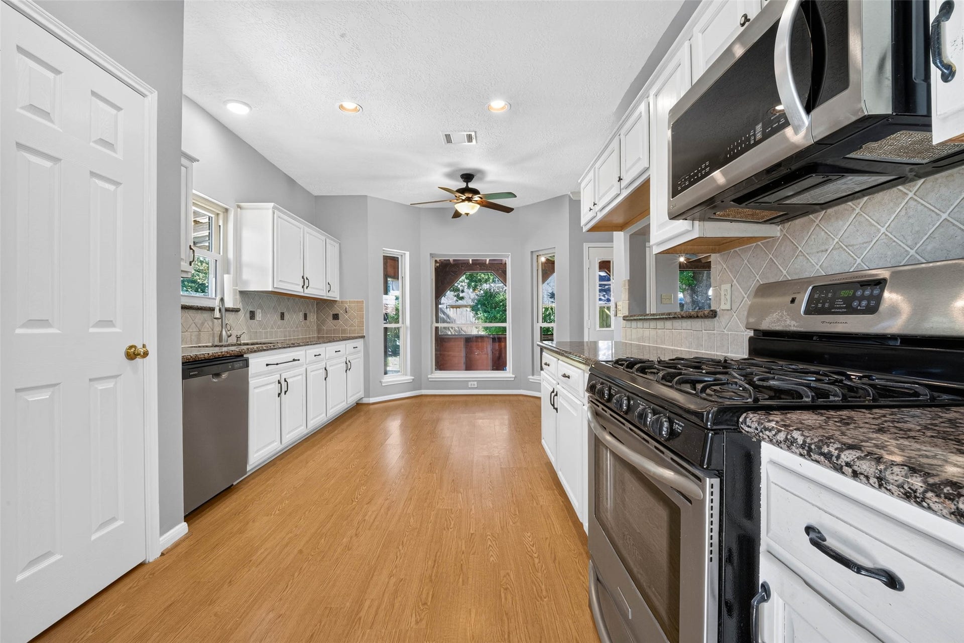 507 Brompton Lane, Highlands, TX 77562