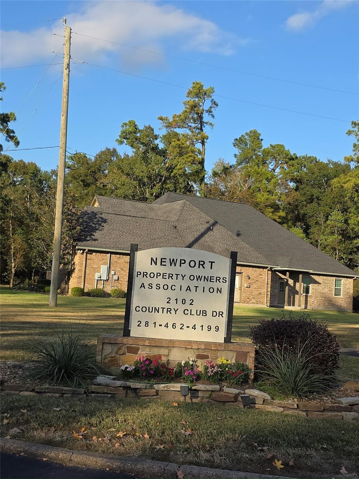Located in a serene neighborhood, this property is part of the Newport community, offering well-kept surroundings and a welcoming atmosphere.
