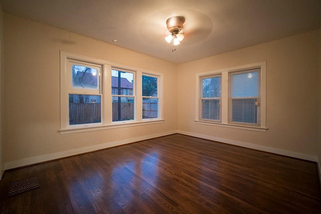 2815 Rosewood, Houston, TX 77004 All three of the bedrooms are gifted in size and have ceiling fans.
