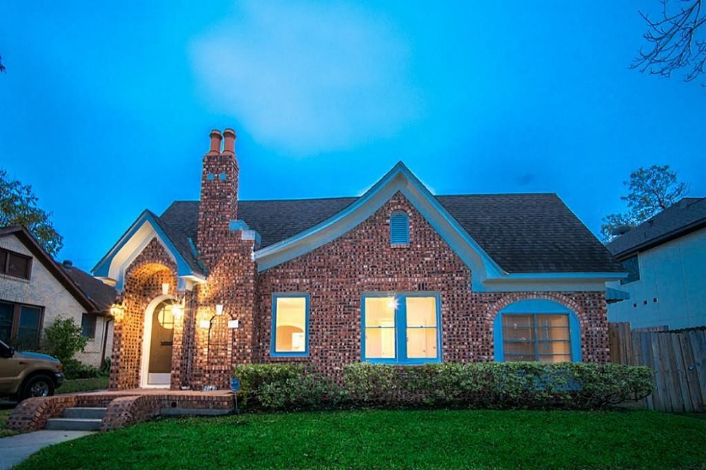 2815 Rosewood, Houston, TX 77004 Welcome to 2815 Rosewood- A classic 1930 s beauty-Amazing location minutes from downtown, the medical center, and surrounded by new construction
