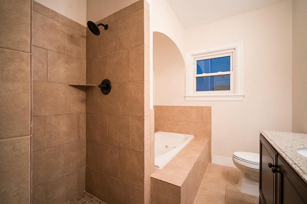 2815 Rosewood, Houston, TX 77004 Modern primary bath this separate shower and jetted tub
