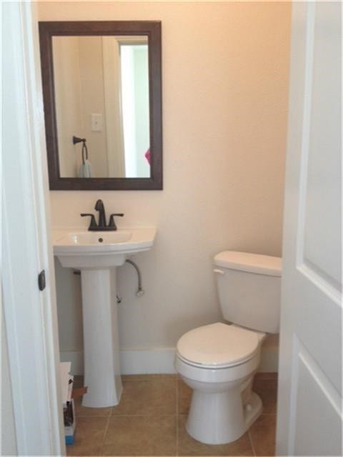 2815 Rosewood, Houston, TX 77004 The half bath located off of one of the bedrooms is also updated