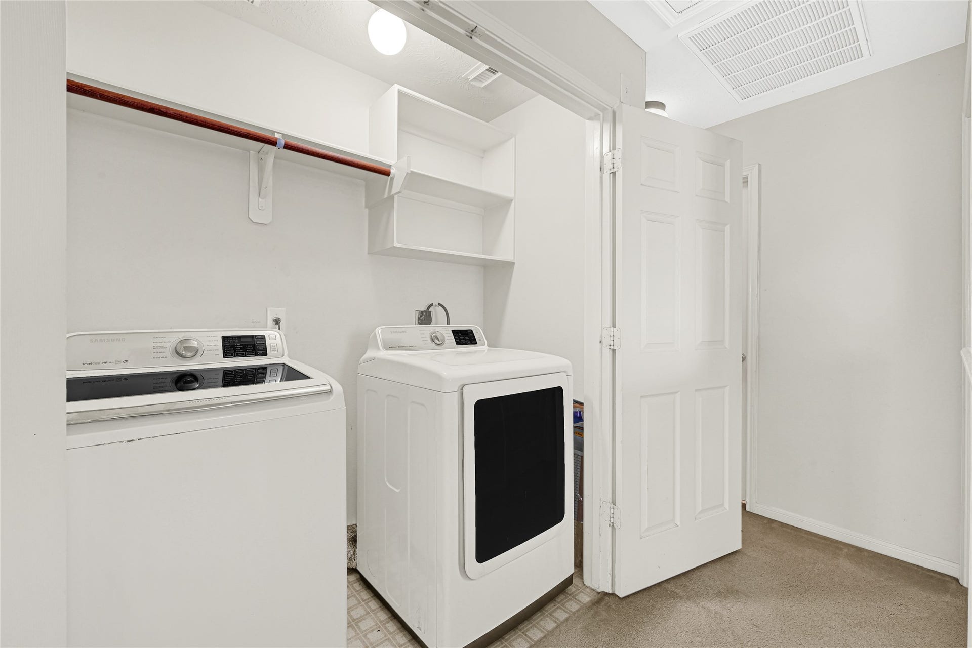 7543 Park Bend Lane, Pasadena, TX 77505 Utility Room conveniently located upstairs next to all the bedrooms.