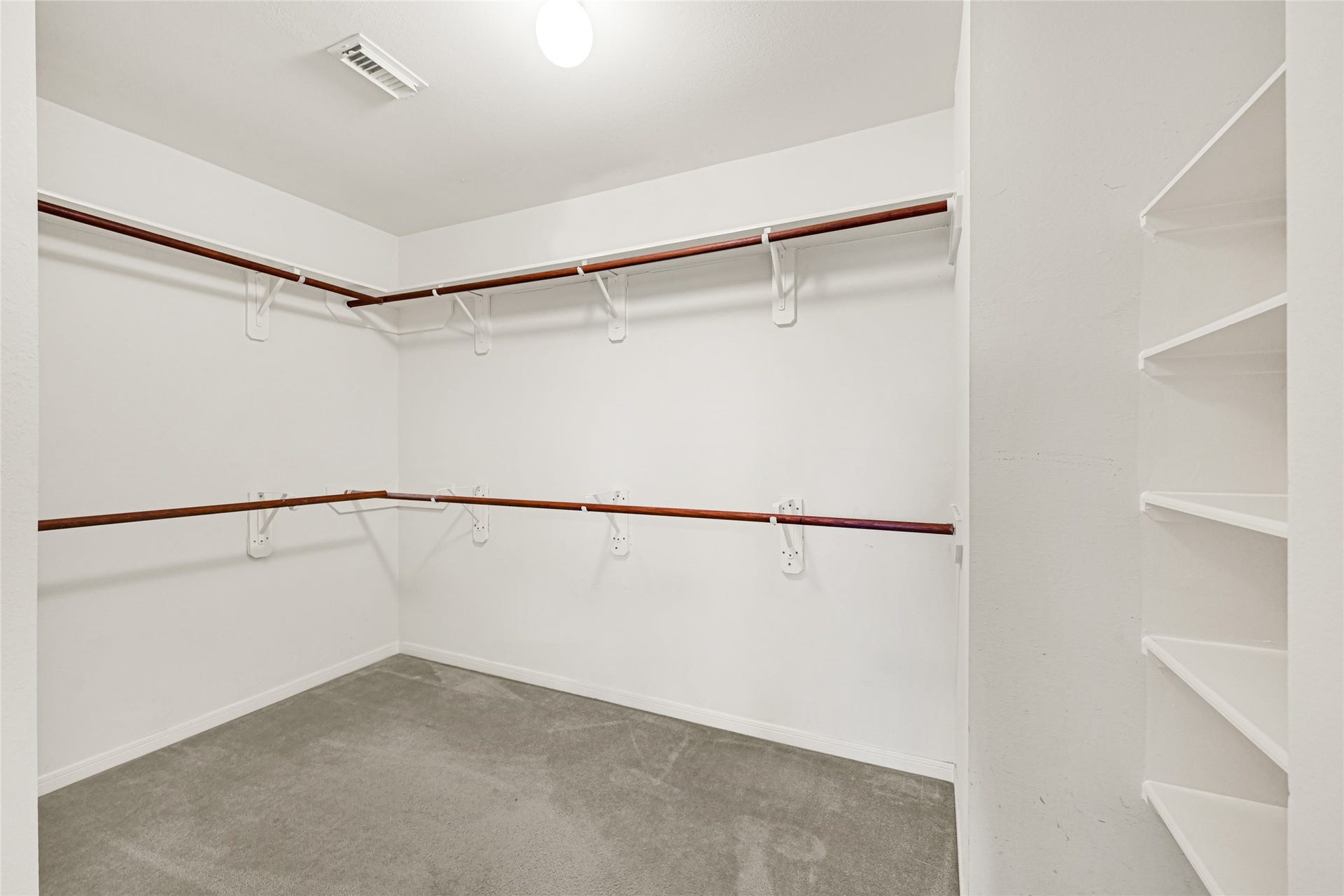 7543 Park Bend Lane, Pasadena, TX 77505 Huge Walk in Closet