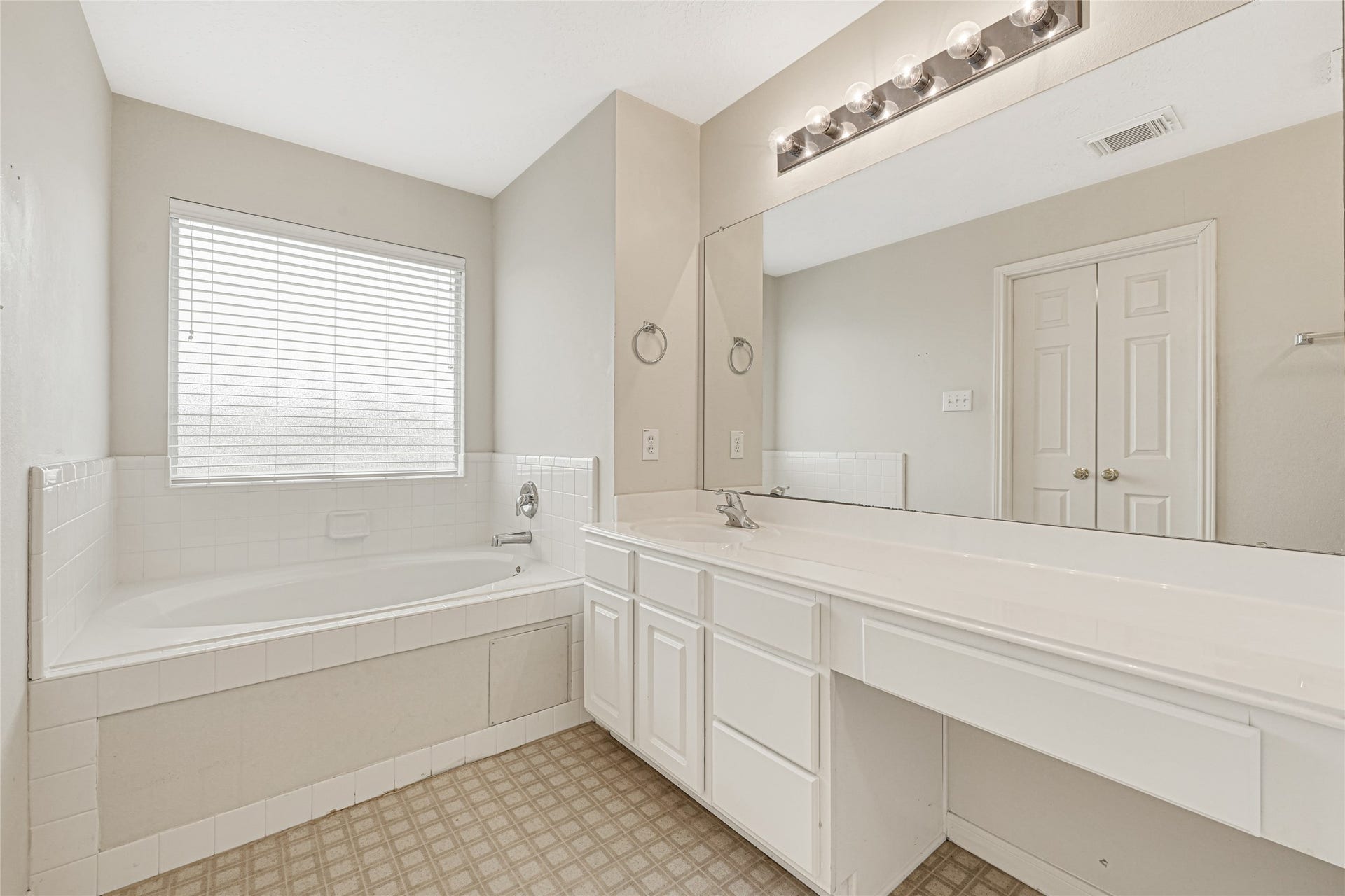 7543 Park Bend Lane, Pasadena, TX 77505 En-Suite Bathroom with Deep Soaking Tub.
