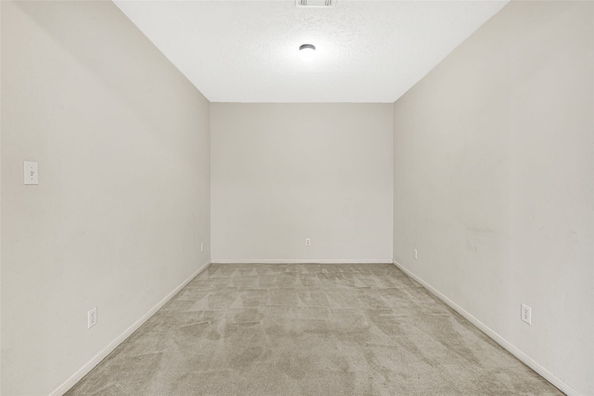 7543 Park Bend Lane, Pasadena, TX 77505 Formal Dinning Room or Flex Room located on the first flood.