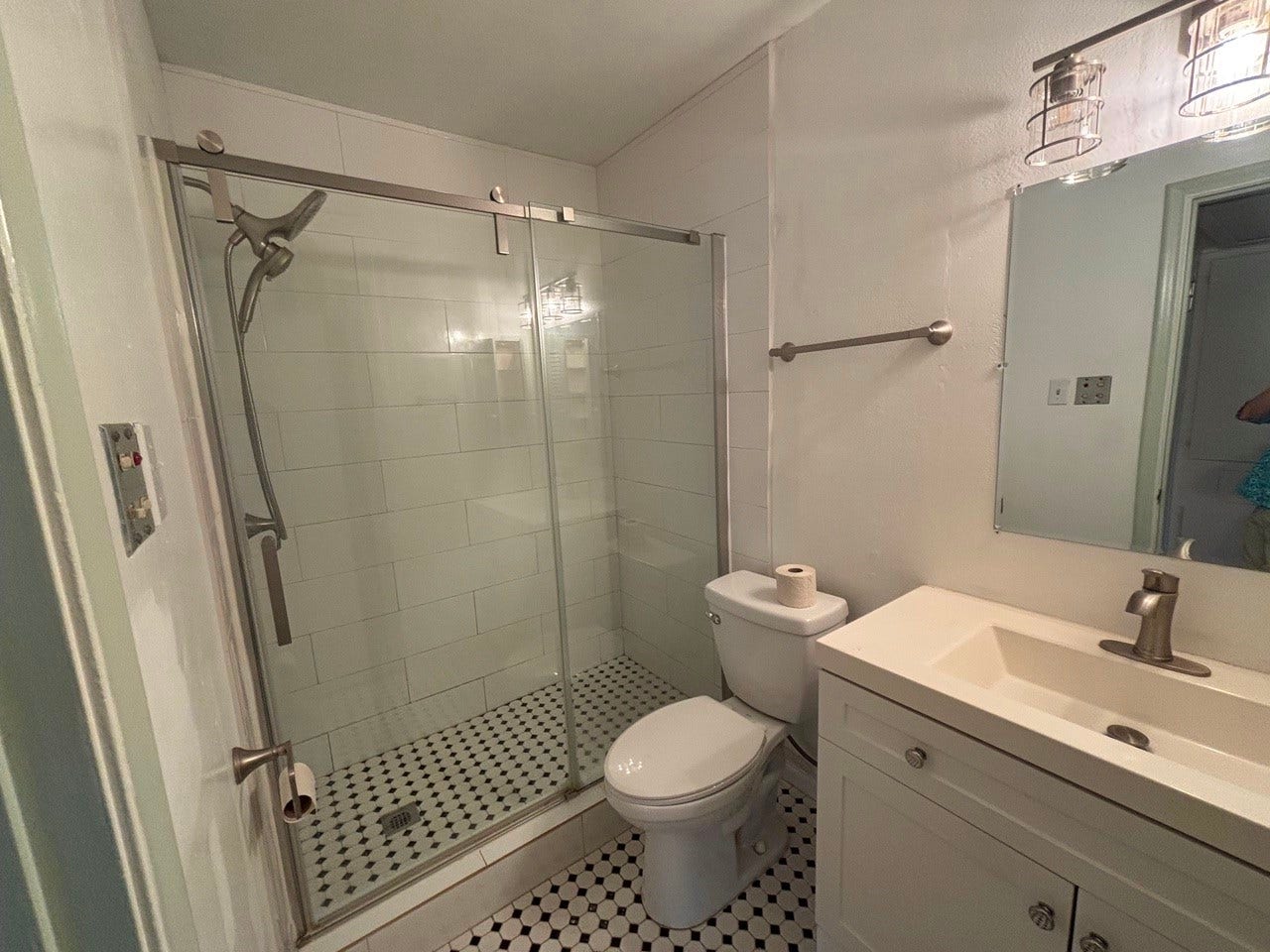 5216 Arboles Drive, #8, Houston, TX 77035 Beautiful bathroom.