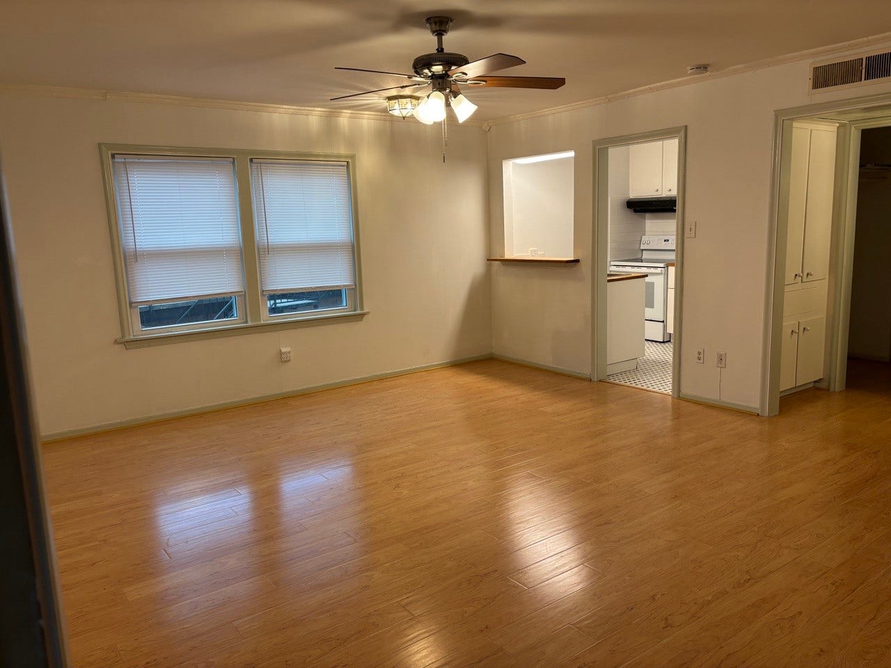 5216 Arboles Drive, #8, Houston, TX 77035 Welcome to this beautiful studio apartment.