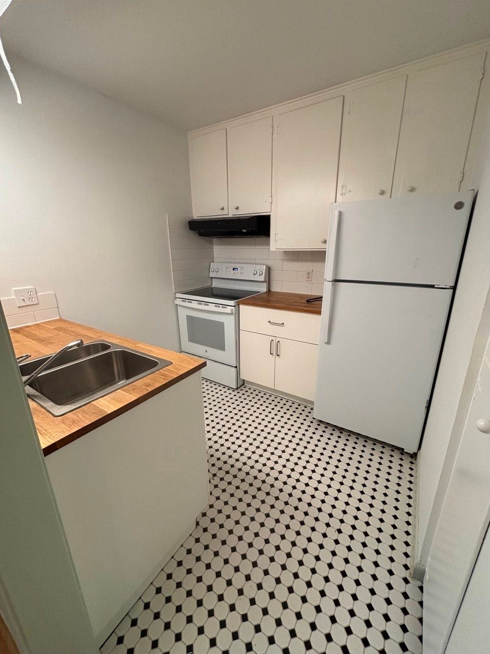 5216 Arboles Drive, #8, Houston, TX 77035 Cute kitchen has all you need.