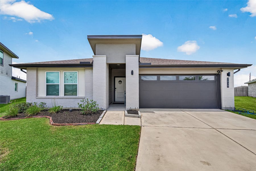 Property photo for 7938 Brushwood Drive, Rosharon, TX