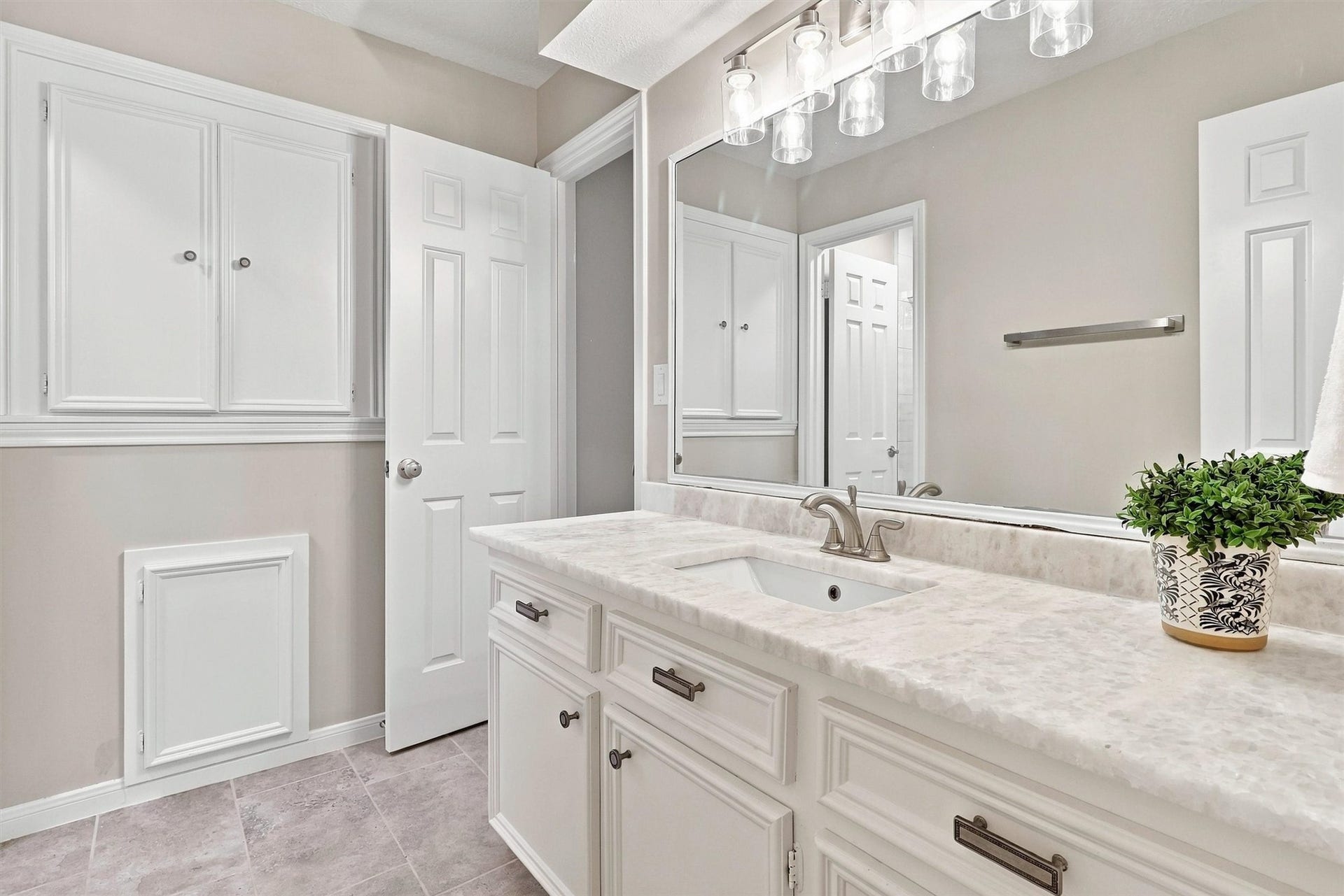 1030 Barkston Drive, Katy, TX 77450 Guests will love this clean and crisp full bathroom, complete with a large vanity featuring granite counters, updated cabinet pulls, a framed mirror, and a gorgeous lighting fixture. Plenty of storage options round out this well appointed space.