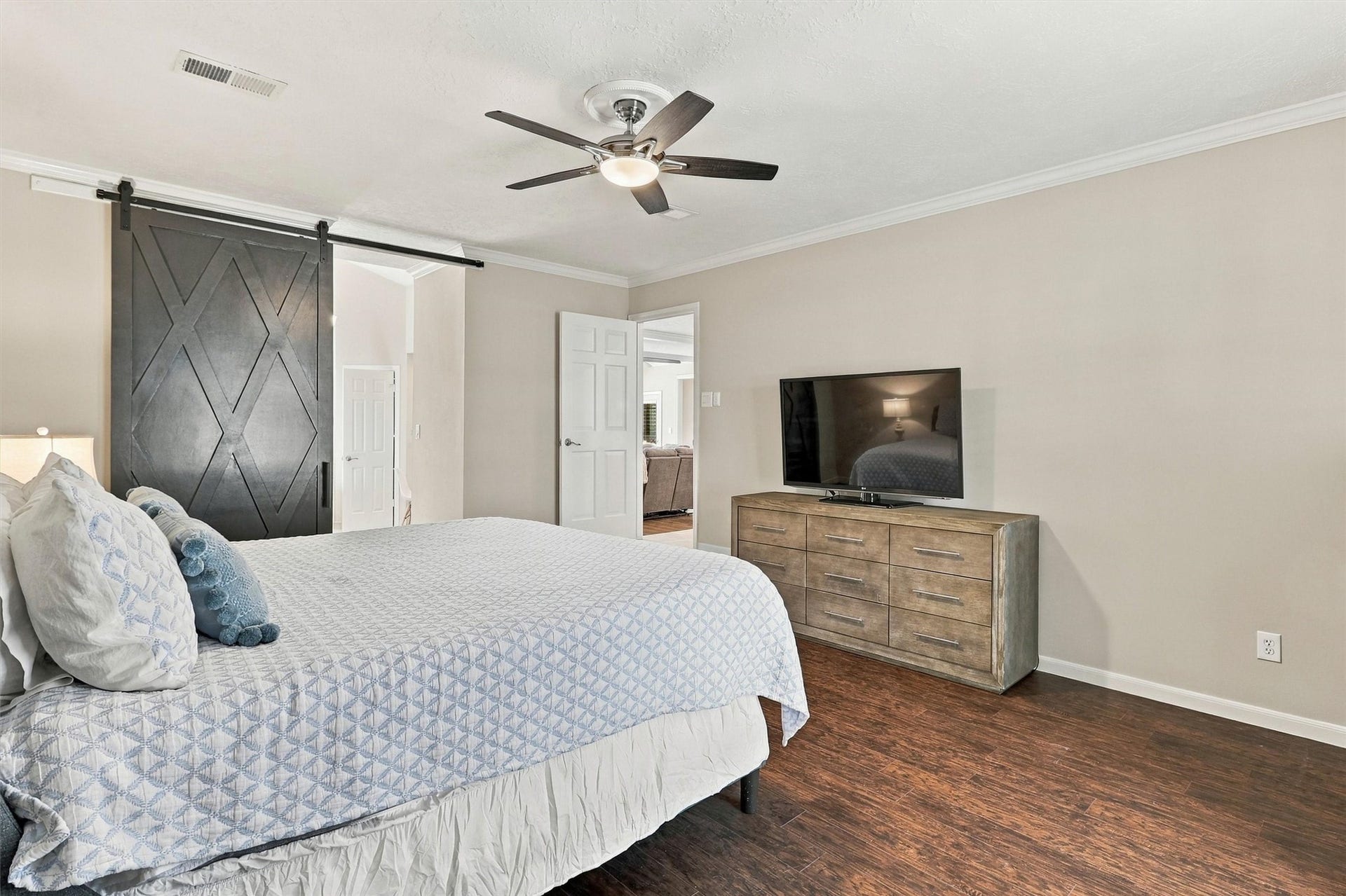 1030 Barkston Drive, Katy, TX 77450 Back in the primary suite, there is plenty of room for your king size bedroom furniture, along with a stylish sliding door that leads into the primary bathroom.