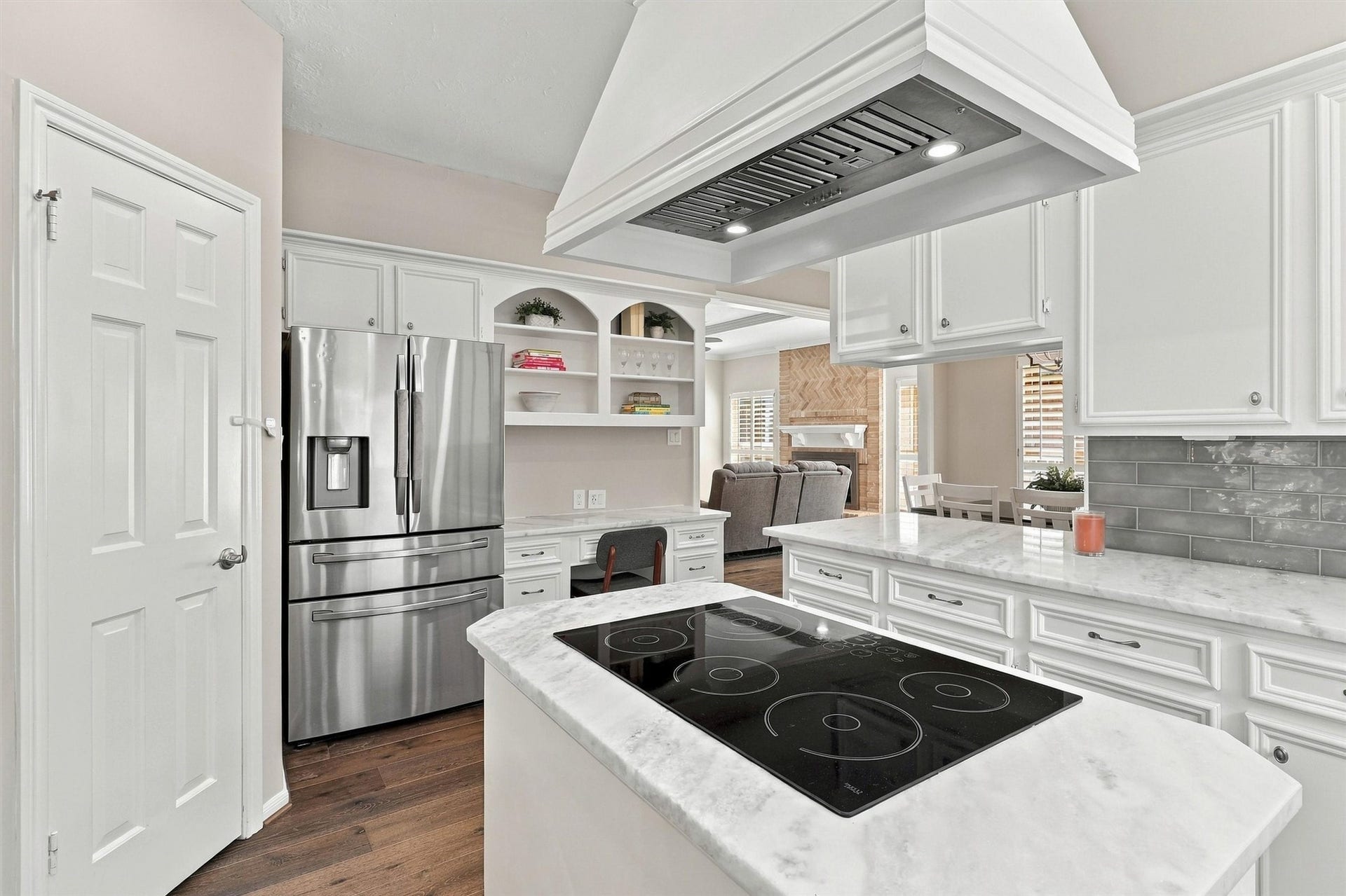 1030 Barkston Drive, Katy, TX 77450 The stunning backsplash brings out the beautiful marbled detailing in the countertops while adding wonderful dimension to the space. This kitchen is truly stunning and also includes a breakfast bar, perfect for conversing with guests while prepping meals.
